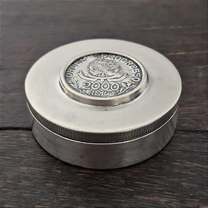 Pequena caixinha em prata 800 com moeda de 2.000 réis.