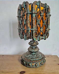 Antigo abajur em ferro forjado.