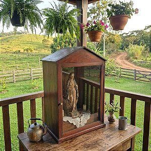 Antigo oratório com porta de vidro