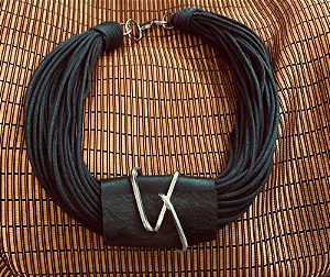 COLAR LINHA EM V