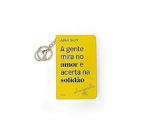 A gente mira no amor e acerta na solidão - Livro de bolso com chaveiro