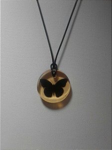 Pingente cor amêndoa com detalhe borboleta