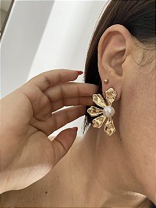 BRINCOS FLOR COM PÉROLA