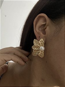 BRINCOS MEIA FLOR COM PÉROLA- DOURADO