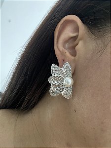 BRINCOS MEIA FLOR COM PÉROLA- PRATEADA