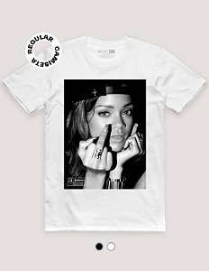 Camiseta Rihanna Showing The Finger