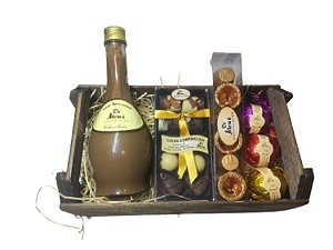 Caixote de Presente com Chocolates e Garrafa de Licor