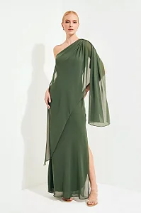 Vestido Ombro Único Florence com Capa