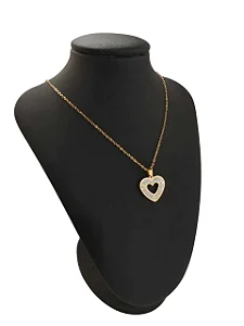 Colar Coração Vazado Cravejado em Aço Dourado