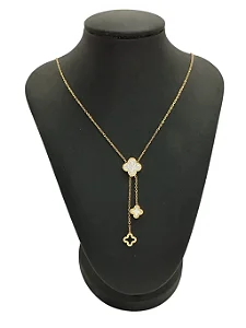 Colar Gravatinha Trevo Resinado Cravejado em Aço Dourado