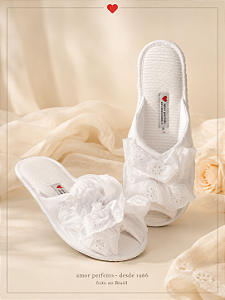 Chinelo Clássico de Fustão com Bordado Inglês Amor Perfeito