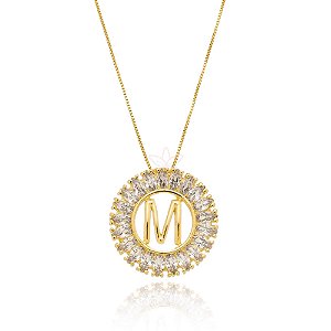 Colar com pingente de mandala cravejada de zircônia e letra