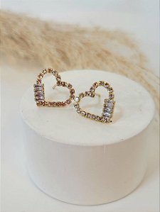 Brinco de coração com pedras de zircônia folheado em ouro 18k