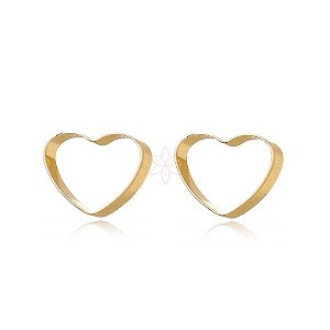 Brinco de coração vazado folheado em ouro 18k