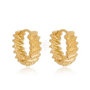 Argola pequena com pontilhados em paralelo folheado em ouro 18k