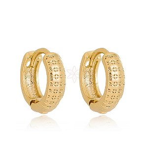 Micro argola com detalhes folheado em ouro 18k