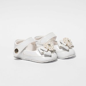 SAPATILHA FEMININA SOCIAL - BRANCA - VERNIZ C/ PEROLAS E STRASS - LINHA BABY