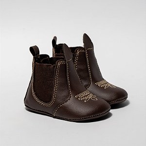 BOTA JEQUINHA MENINO BORDADA - COR CAFÉ - MATERIAL SINTETICO - LINHA BABY