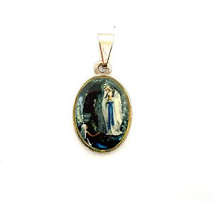 Medalha resinada Nossa Senhora de Lourdes (2,5x1,5 cm)