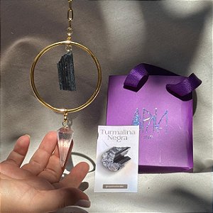 Pendente de Proteção Energética G Dourado – Turmalina Negra e Cristal Translúcido