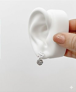 Brinco círculo texturizado com pingente