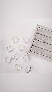 Piercing fake detalhe reto cravejado