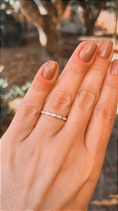 Anel mini navetes com zircônias