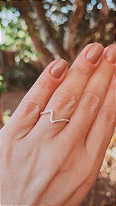 Anel curva com detalhe cravejado