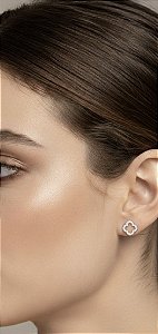 Brinco trevo vazado com zircônias