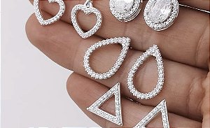 Brinco gota vazada e cravejada