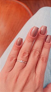 Anel fio ondulado com zircônia