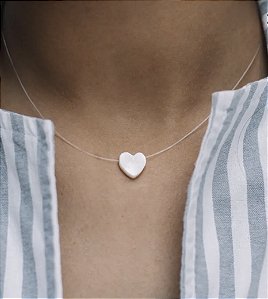 Colar fio de nylon coração em madrepérola