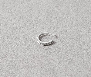 Piercing fake cravejado com zircônias cristal