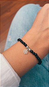Pulseira Ágata preta com mini pingente flor