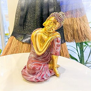 Buda escorado no joelho