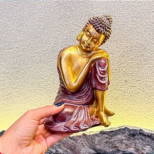 Buda escorado no joelho