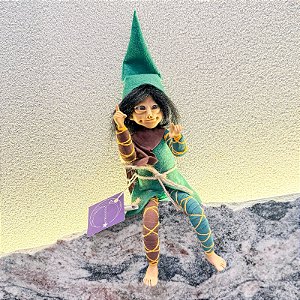 Ser mágico - Menino de cabelo preto roupa verde e marrom