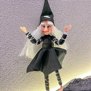 Ser mágico - menina loira com roupa preta da lua