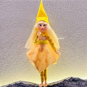 Ser mágico - menina com roupa amarela de coroas