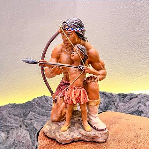 Indigena ensinando filho Arco e Flecha