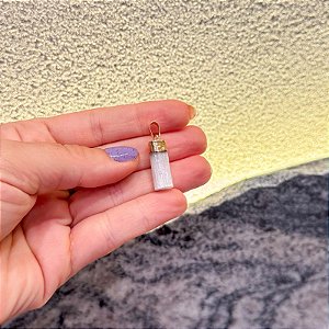 Pingente de selenita com detalhes dourado