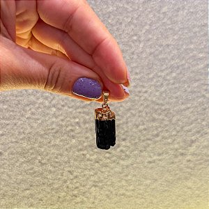 Pingente de turmalina negra com detalhes dourado