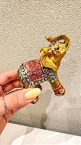 Elefantes prata com vermelho