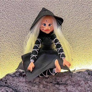 Ser Mágico - Menina de capuz preto e roupa preta