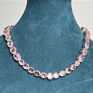 Colar cravejado com zircônias ovais (fusion em tons de rosa) com banho de ródio branco