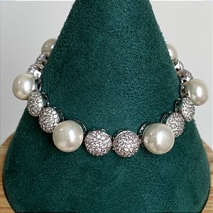 Pulseira cravejada zircônias na cor cristal e pérolas shell 19cm de comprimento com banho de ródio branco