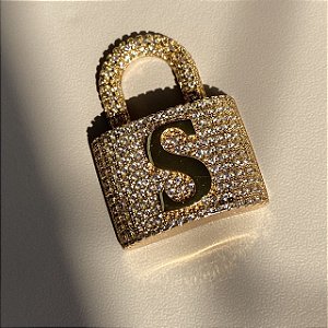 Pingente Cadeado Letra S Cravejado com Zircônias Cristal com Banho de Ouro18k