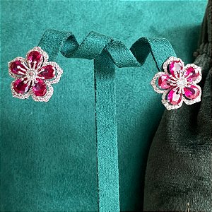Brinco Flor de Cerejeira Cravejado com Zircônias Rubi e Cristal com Banho de Ródio Branco