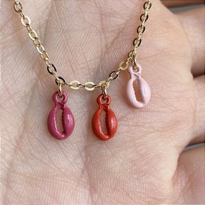 Tornozeleira com Pingentes de Búzios Esmaltados em Tons de Rosa Degradê com Banho de Ouro 19k
