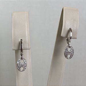 Brinco argola com pingente delicado cravejado com zircônias na cor cristal com banho de ródio branco